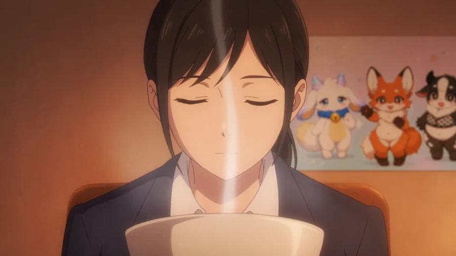 湯気の立つ器を前に目を閉じる女性と、うしろの壁に貼られたKon Sugar Bellのポスター
